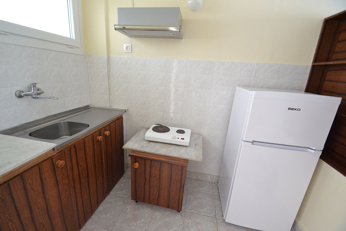 Standard Side view apartment kitchenette