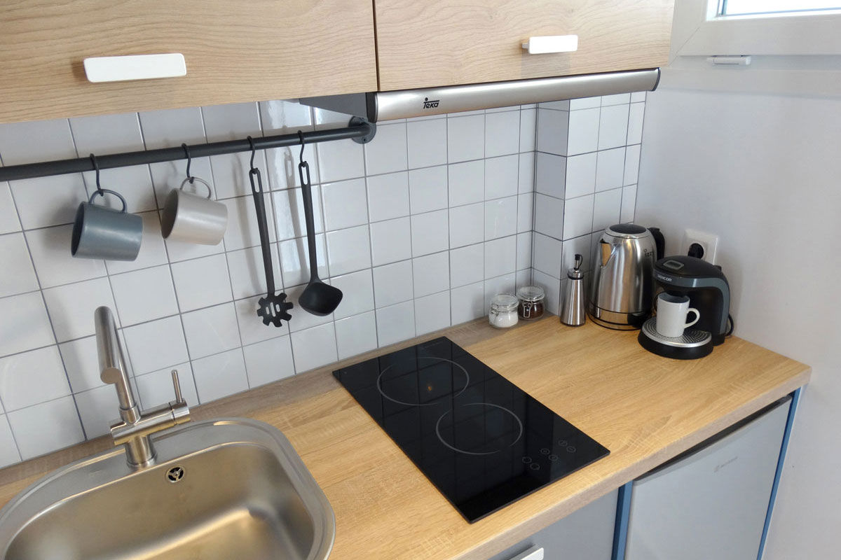 Deluxe studio kitchenette