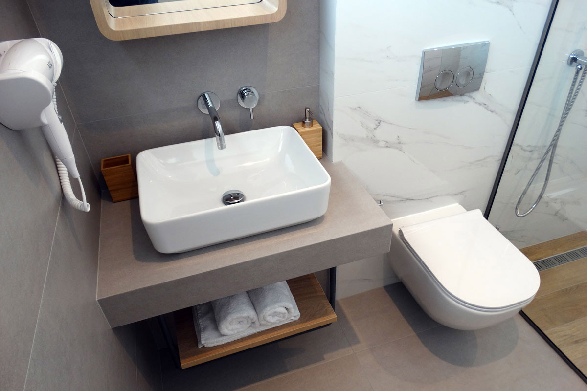 Deluxe studio bathroom